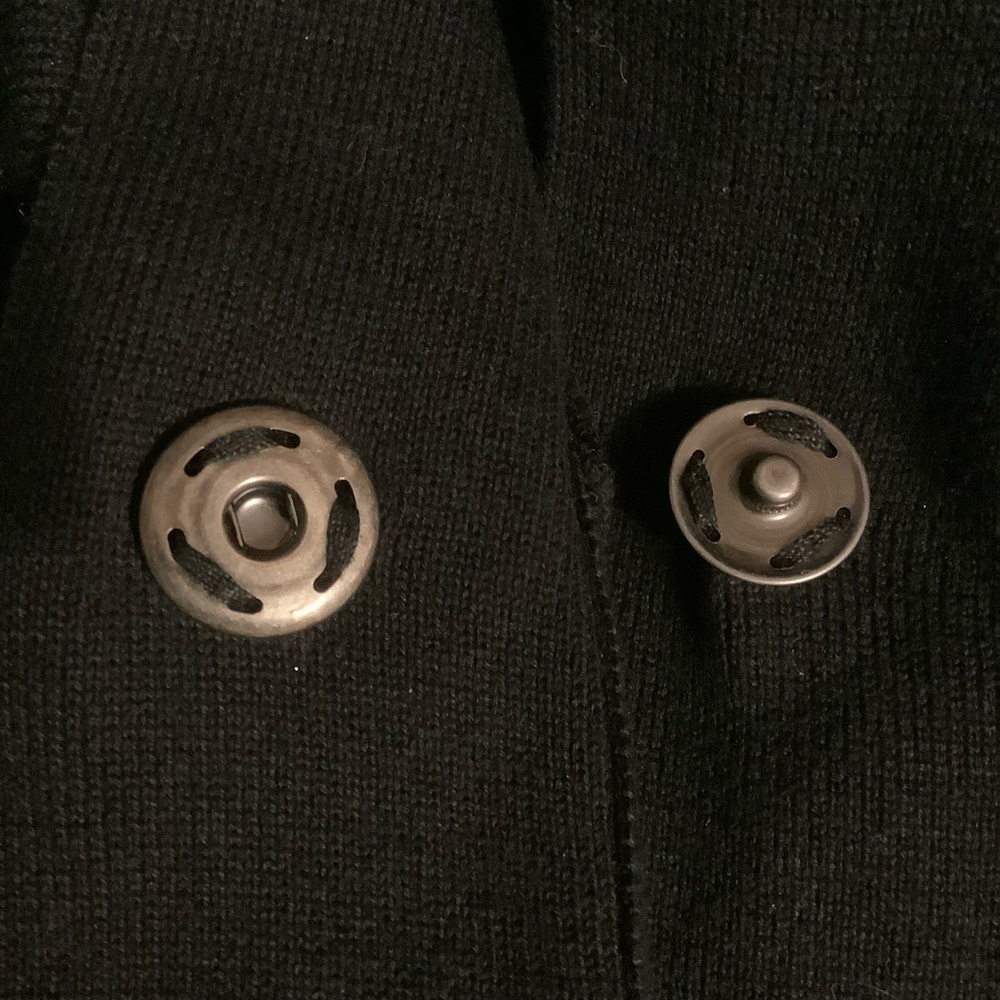 LISA INTERNATIONAL BLACK COTTON V-NECK/ 3/4 SLEEVE/ LARGE BUTTON SWEATER/ Size M - Picture 8 of 11